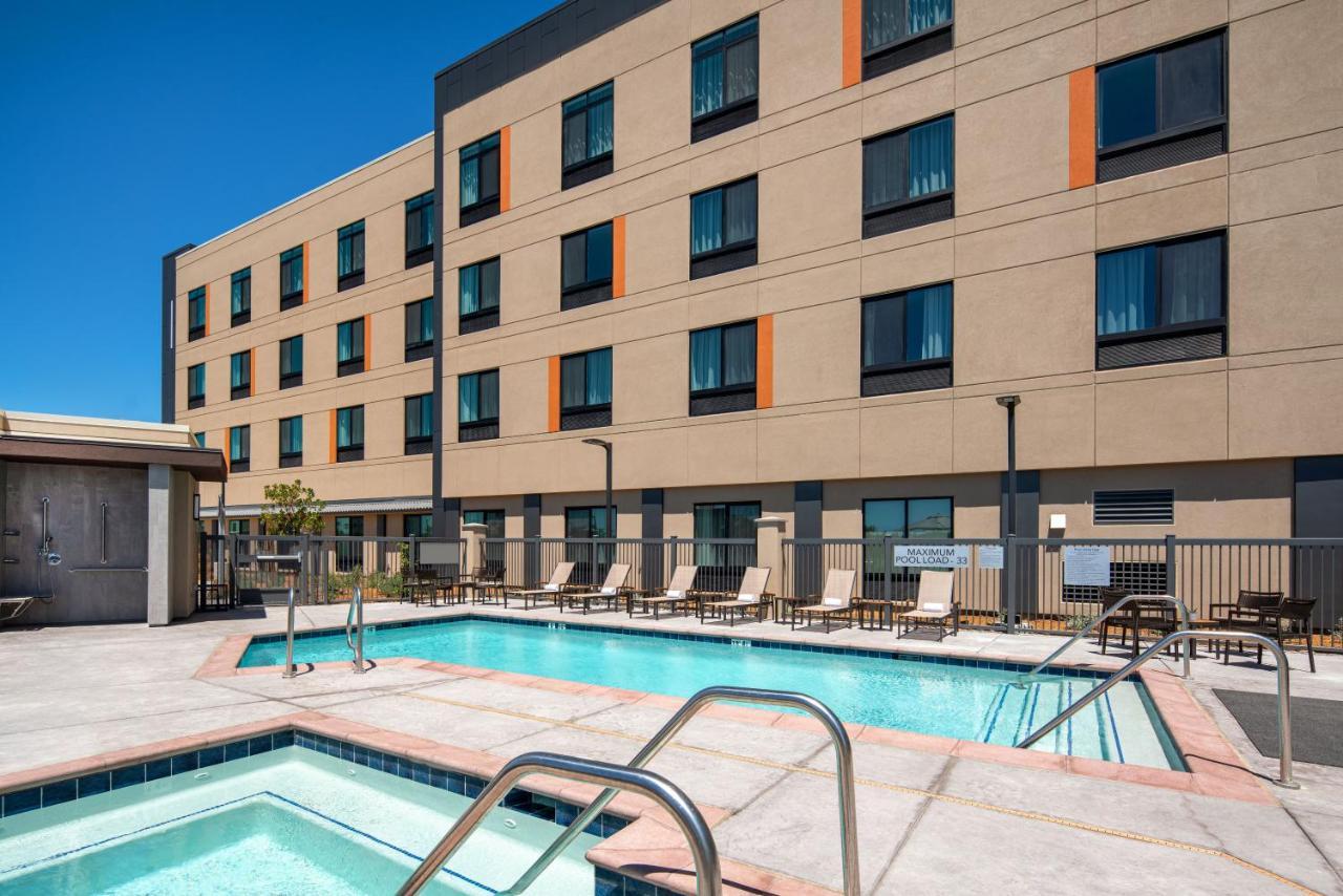 Courtyard By Marriott Petaluma Sonoma County Hotel Exterior photo